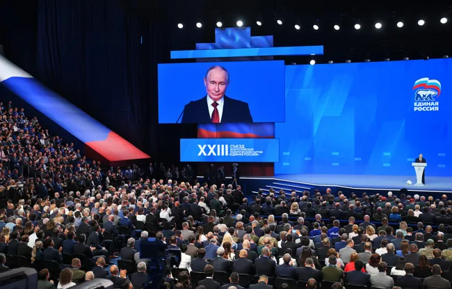 Администрация президента неоднократно снижала KPI для «Единой России» на думских выборах: от первоначальных 55–60% с высокой явкой до ориентиров около 50%, а потом — примерно 45% в ряде регионов. Решение объясняют падением рейтингов власти и экономическими трудностями.