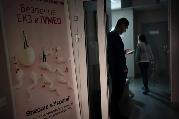 Депутаты приняли поправки в закон «О ветеранах»: бесплатное экстракорпоральное оплодотворение будет доступно женам и вдовам участников боевых действий и женщинам‑ветеранам с инвалидностью; суррогатное материнство из программы исключено.