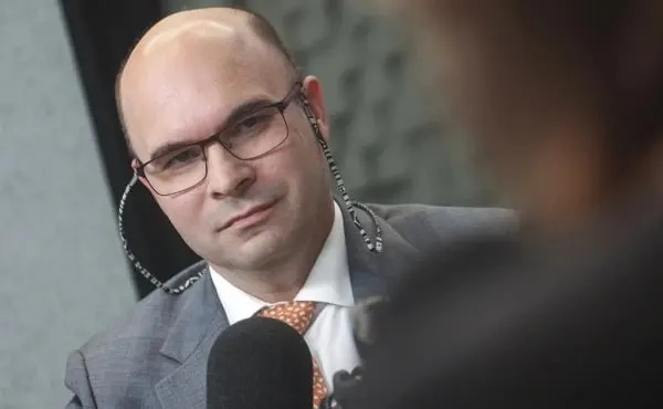 В часовой прямой линии заместитель председателя Банка России Алексей Заботкин рассказал о драйверах курса рубля, подходах к процентам по вкладам и возможных шоках для инфляции.