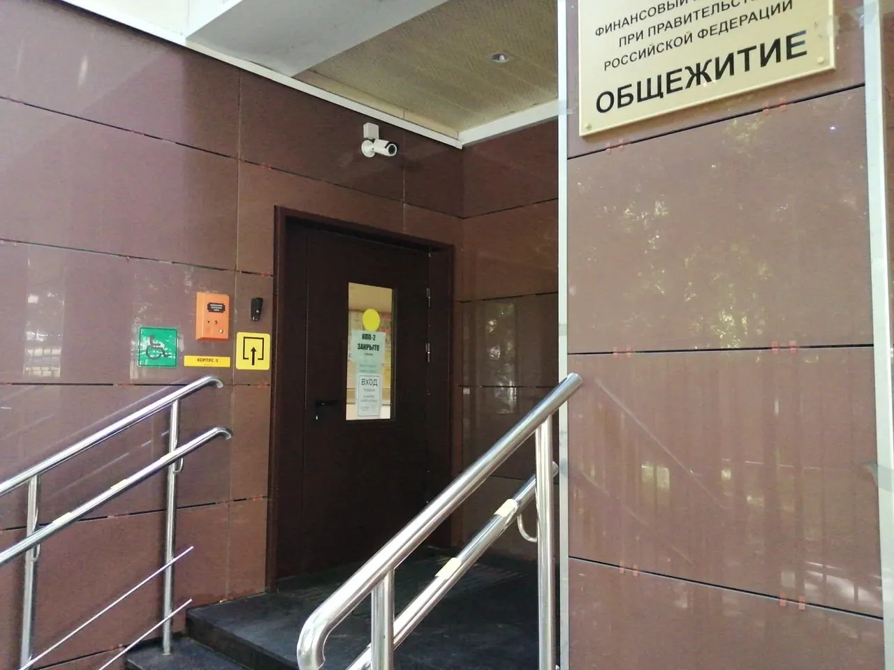 Министерство предлагает использовать новые или капитально отремонтированные общежития как гостиницы для студентов с мебелью, уборкой и другими услугами; стоимость проживания пока не указана.