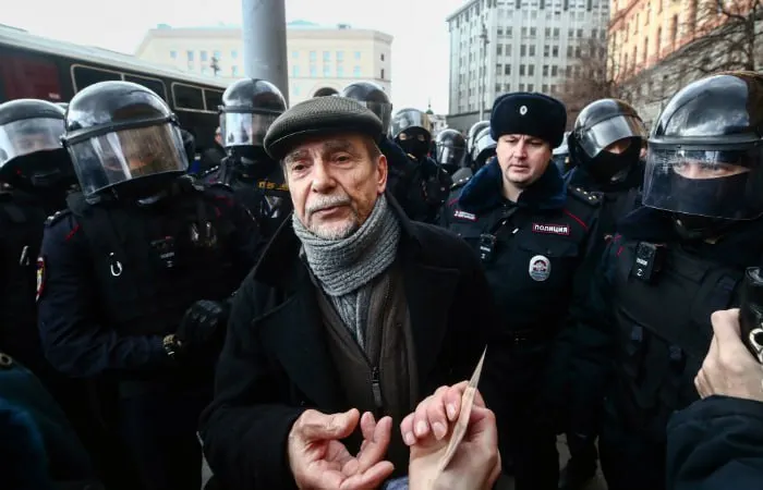 В Хорошевском суде Москвы началось заочное рассмотрение дела: прокуратура просит 6,5 года и запрет на администрирование сайтов на 10 лет по обвинениям в деятельности «нежелательной» организации и нарушениях требований «иностранного агенента».