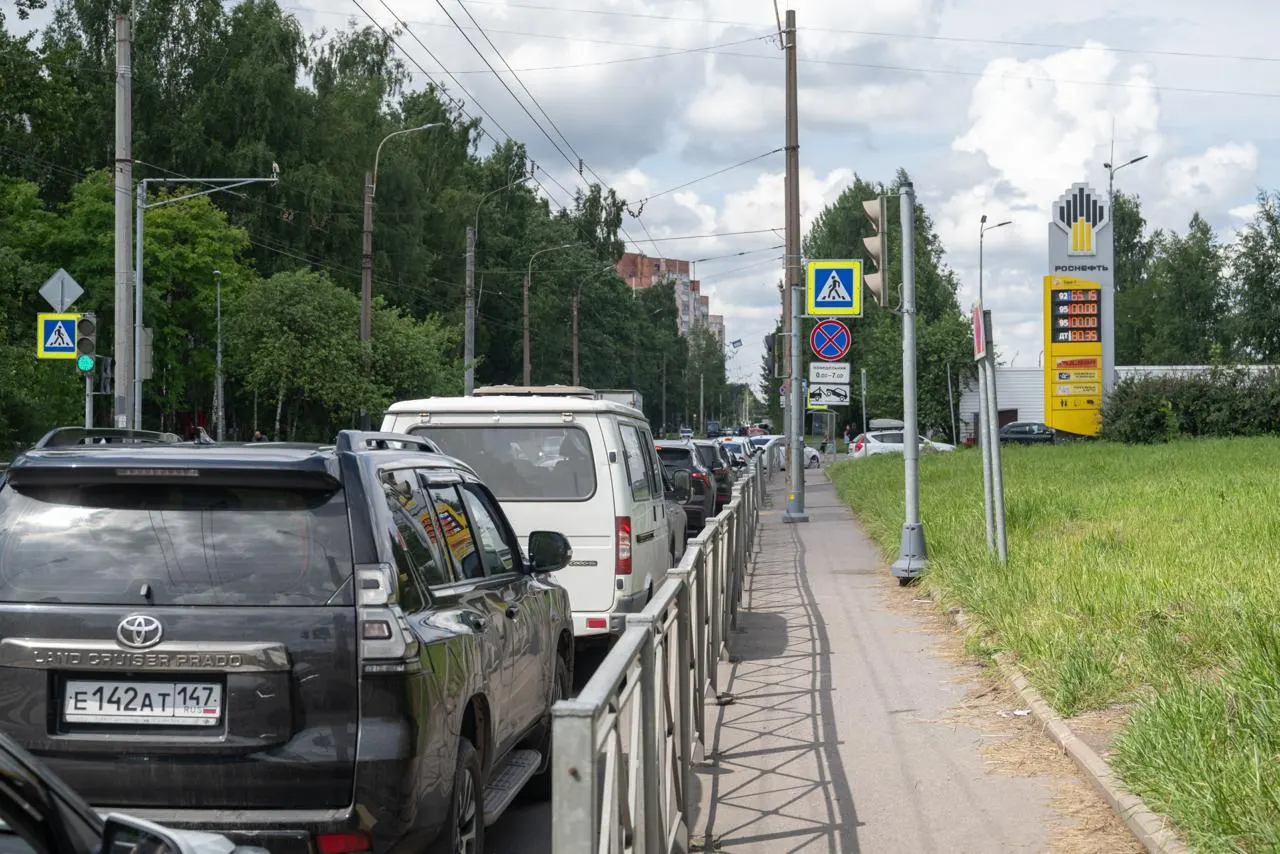 Несмотря на временное разрешение на продажу бензина стандарта Евро‑3 в России, петербургские автозаправки сообщают, что им по-прежнему привозят топливо уровня Евро‑5; появление «грязного» бензина местные сотрудники оценивают скептически.