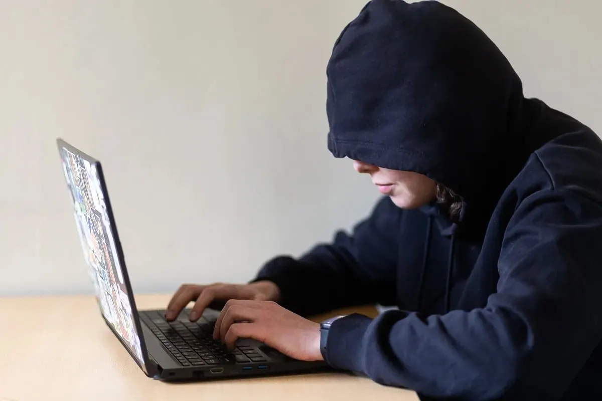 Законопроект предлагает через суд ограничивать приближение и контакты преследователя, запретив ему посещать места повседневной жизни жертвы и связываться с ней; документ направлен на оценку в правительство и может вступить в силу с 1 января 2027 года.