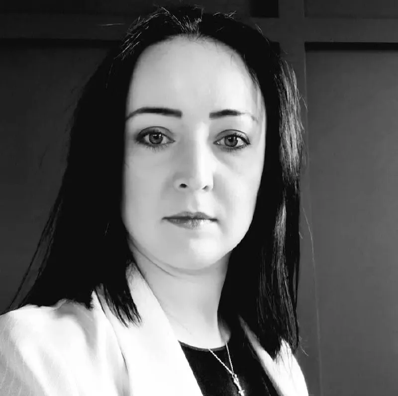Конституционный суд признал, что взрослые дети могут обращаться в суд с требованием лишить родителей родительских прав за совершённое в детстве насилие — формальный отказ из‑за совершеннолетия истца признан недопустимым.