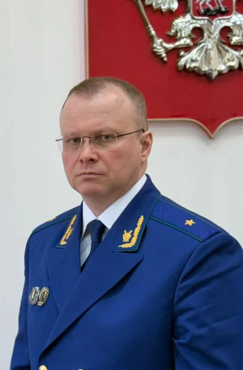 Президент назначил Бориса Анатольевича Новикова прокурором Мурманской области. Он работает в системе прокуратуры с 2001 года и занимал ряд руководящих позиций в регионах и управлении Генеральной прокуратуры по СЗФО.