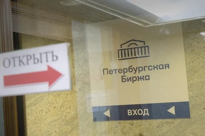 С 21 июля компании смогут покупать бензин только для собственных нужд или для заранее указанного конечного потребителя; при железнодорожных поставках нужно указывать получателя. Изменения вводятся на фоне сокращения предложения и мер правительства по стабилизации рынка топлива.