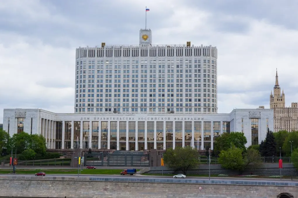 Законопроект расширяет перечень преступлений, при которых обвиняемые или осуждённые могут поступать на военную службу по контракту в условиях мобилизации или военного положения; при этом сохраняются запреты для ряда тяжких преступлений.