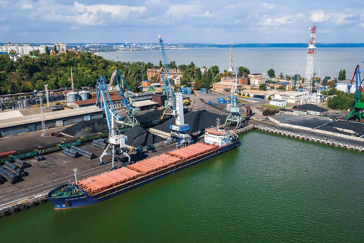 Минсельхоз предложил возмещать до 90% затрат на перевозку зерна из Ростовской области в черноморские и балтийские порты после прекращения отгрузок из азовских портов из‑за угрозы атак беспилотников.