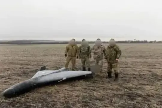 Новый пакет ограничений охватывает поставщиков электроники, двигателей, химкомпонентов, разработчиков ПО, испытательные организации и логистические компании, связанные с производством и доставкой этих дронов, включая подрядчиков ижевского завода.