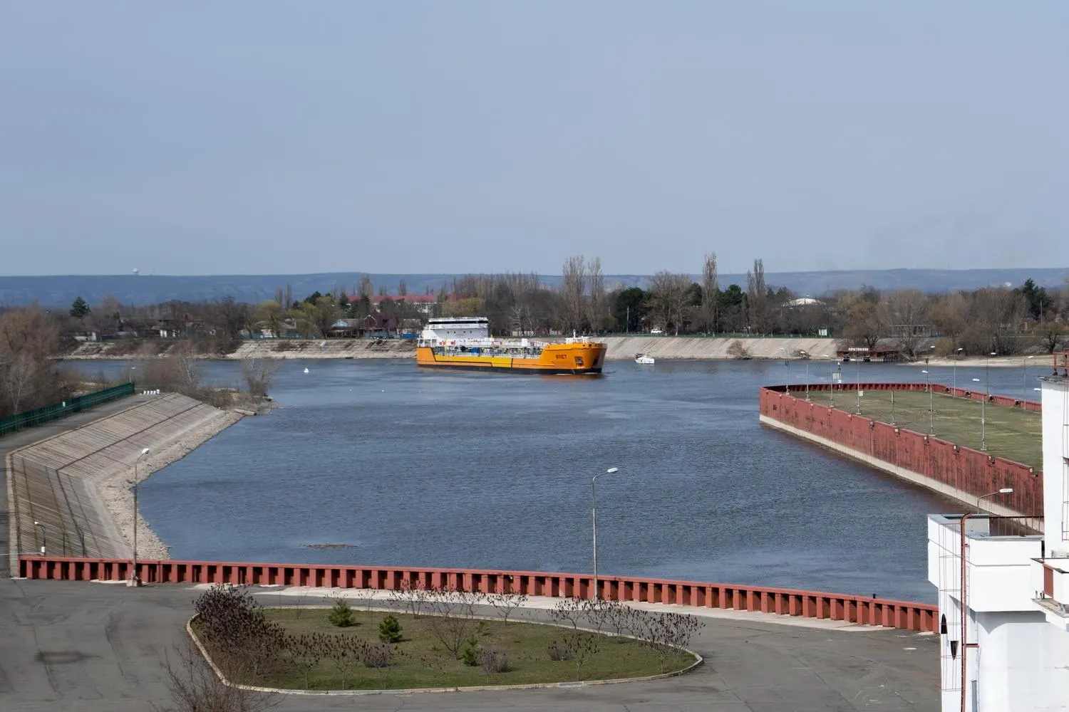 После серии атак беспилотников в Азовском море Россия приостановила движение по Азово‑Донскому морскому каналу; это может затронуть около четверти экспорта пшеницы и ухудшить снабжение топлива в Крыму.
