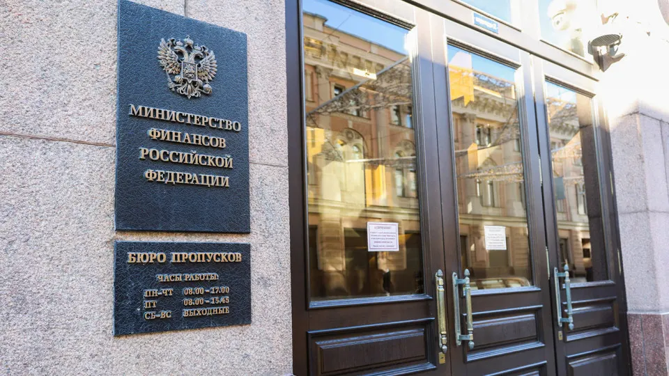 Аналитики отмечают значительный рост государственного долга после 2022 года, удорожание заимствований и риск долговой спирали. В докладе предлагаются долговые ориентиры и перечислены ключевые финансовые риски.