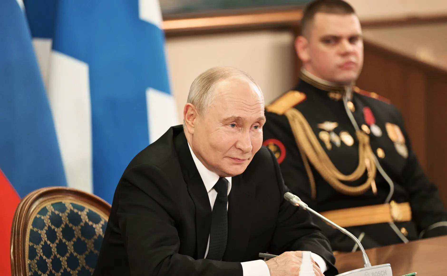 На встрече с военнослужащими президент заявил, что конфликт в Украине закончится в пользу России, обвинил Киев и Запад в эскалации и пообещал защищать интересы страны, в том числе безопасность Калининградской области. Отдельно он заявил, что следит за информацией в сети и читает блогеров.