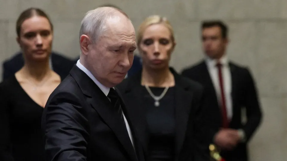 По данным нескольких источников, близких к Кремлю, президент отвергает территориальные компромиссы и считает захват Донбасса «делом принципа». Возможная эскалация может потребовать новой массовой мобилизации и привести к ударам за пределами Украины.
