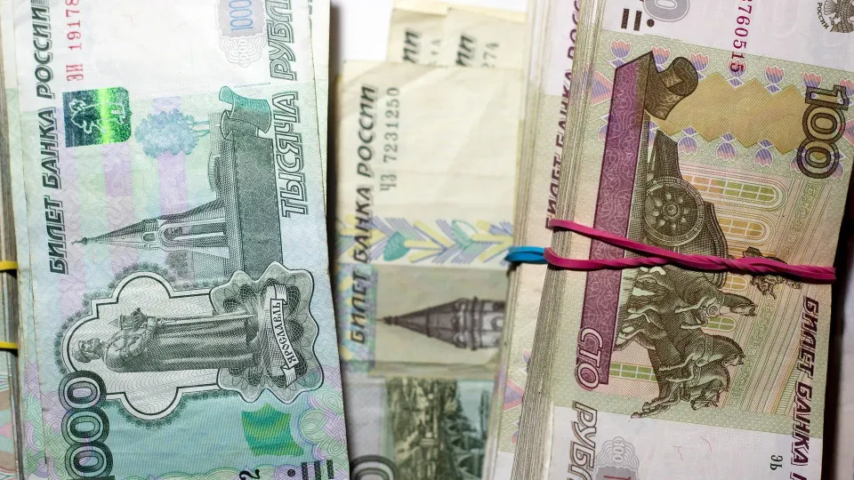 С начала июля население активно забирает деньги из банков — за две недели объём наличности в обращении вырос на сотни миллиардов рублей, это усиливает нагрузку на ликвидность кредитных организаций.