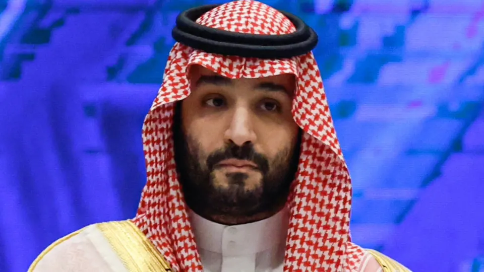 Королевство сократило официальную цену на сорт Arab Light на $11 за баррель и впервые с 2020 года продаёт нефть с дисконтом к региональным бенчмаркам. Это привело к обвалу мировых котировок и усилило давление на российский Urals.