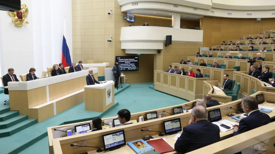 Минюст создаст реестр россиян, признанных уклоняющимися от наказания и находящихся за рубежом. Внесенным в список грозят блокировки счетов, отказ в электронных госуслугах, ограничение консульской помощи и другие жесткие запреты.