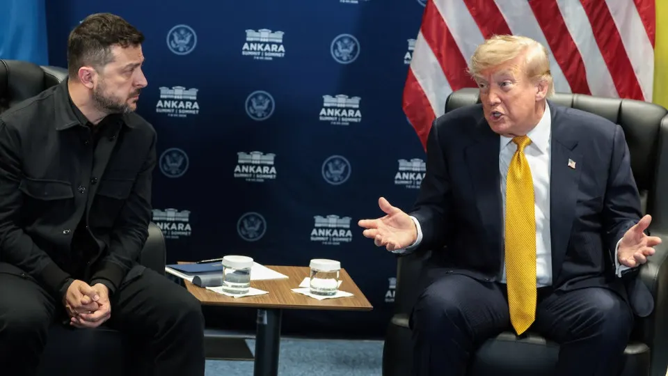 На саммите НАТО в Анкаре Дональд Трамп выразил поддержку ударам по нефтеперерабатывающим заводам, оборонным предприятиям и трубопроводам в глубине России, назвав рост атак возможным способом приблизить завершение конфликта. По оценкам, дальность атак достигает нескольких тысяч километров, а число ударов значительно выросло.