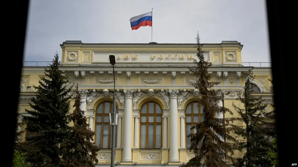 ЦБ включил Bitcoin, Ethereum и Tether USDT в перечень криптовалют для публичного обращения на биржах; неквалифицированные инвесторы смогут покупать их у брокеров и обменников в рамках годового лимита 300 тысяч рублей, квалифицированные — без ограничений. Закон о цифровых валютах будет вступать в силу в 2026 году.