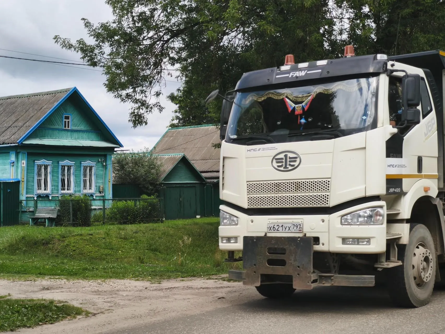 Часть жителей лишилась жилья, другие готовятся к соседству с грузовиками и поездами.