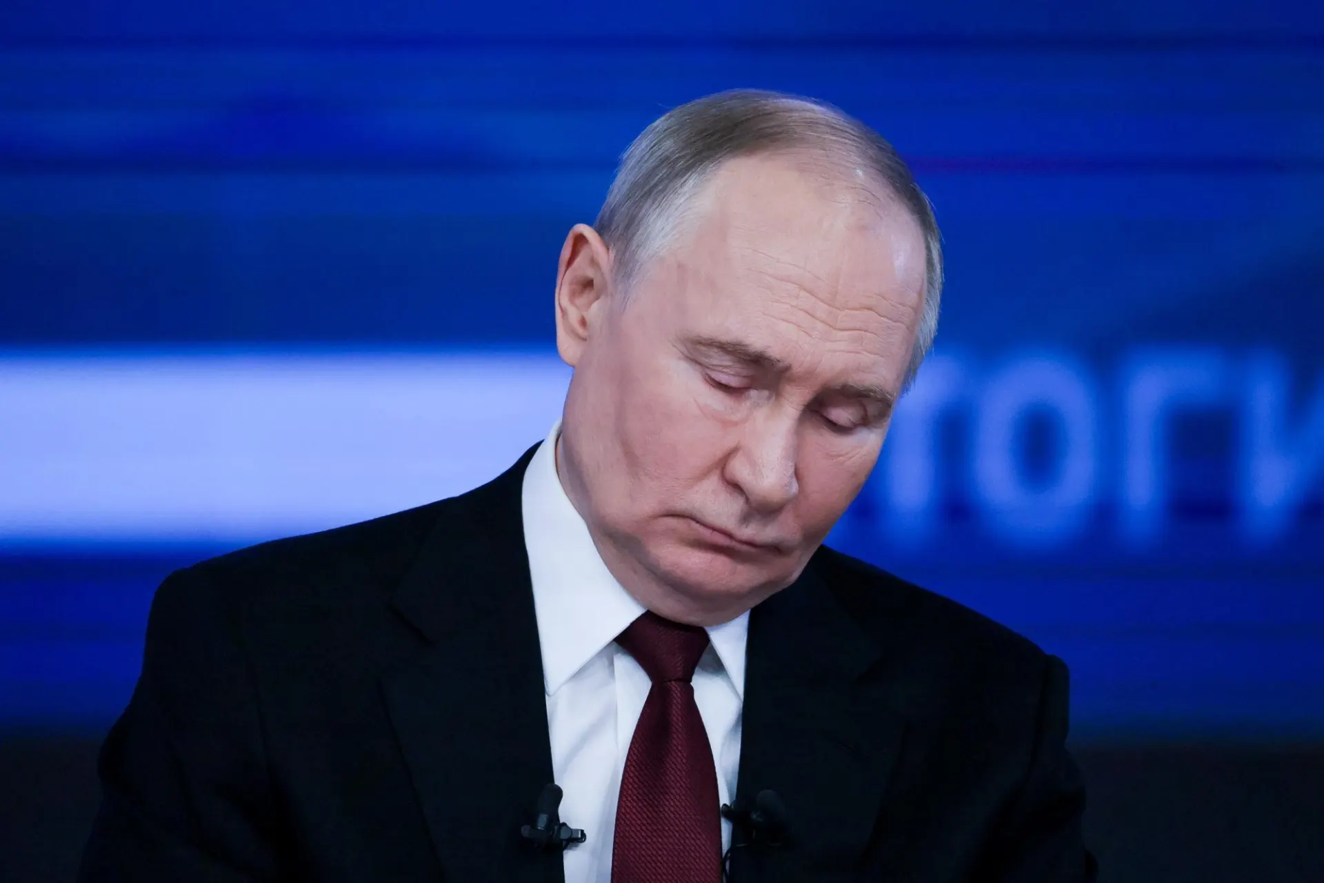 В материале перечислены причины начала операции по версиям президента и контекст принятых решений.