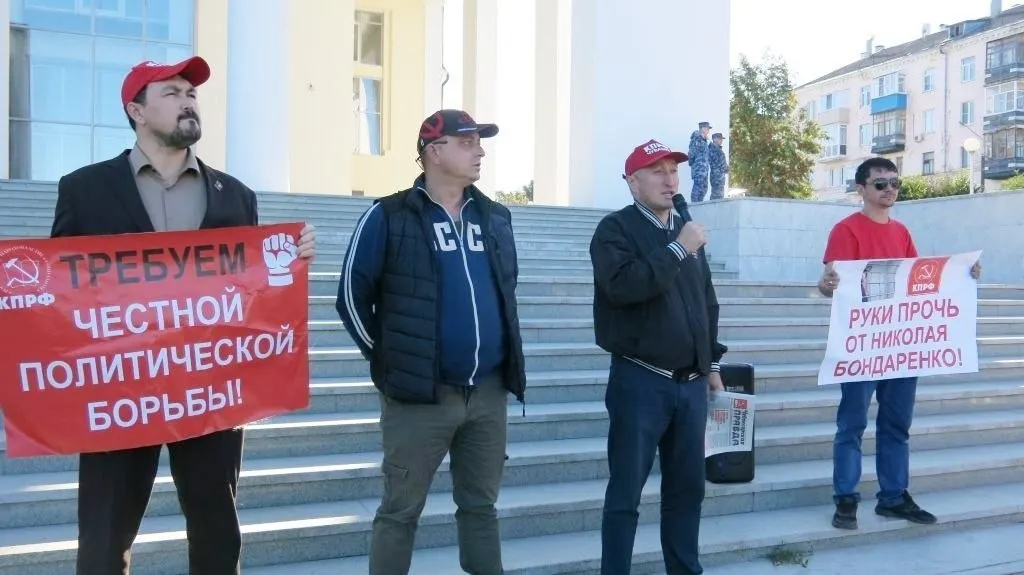 Активисты КПРФ провели митинг в Чувашии в защиту снятых с выборов кандидатов, требуя прозрачности избирательного процесса и возвращения зарегистрированных кандидатов.