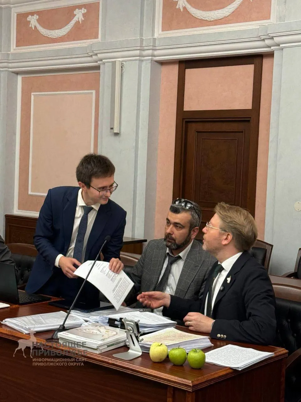 Суд указал на нарушения авторских прав и вопросы финансирования кампании как основания для снятия; решение может быть обжаловано.