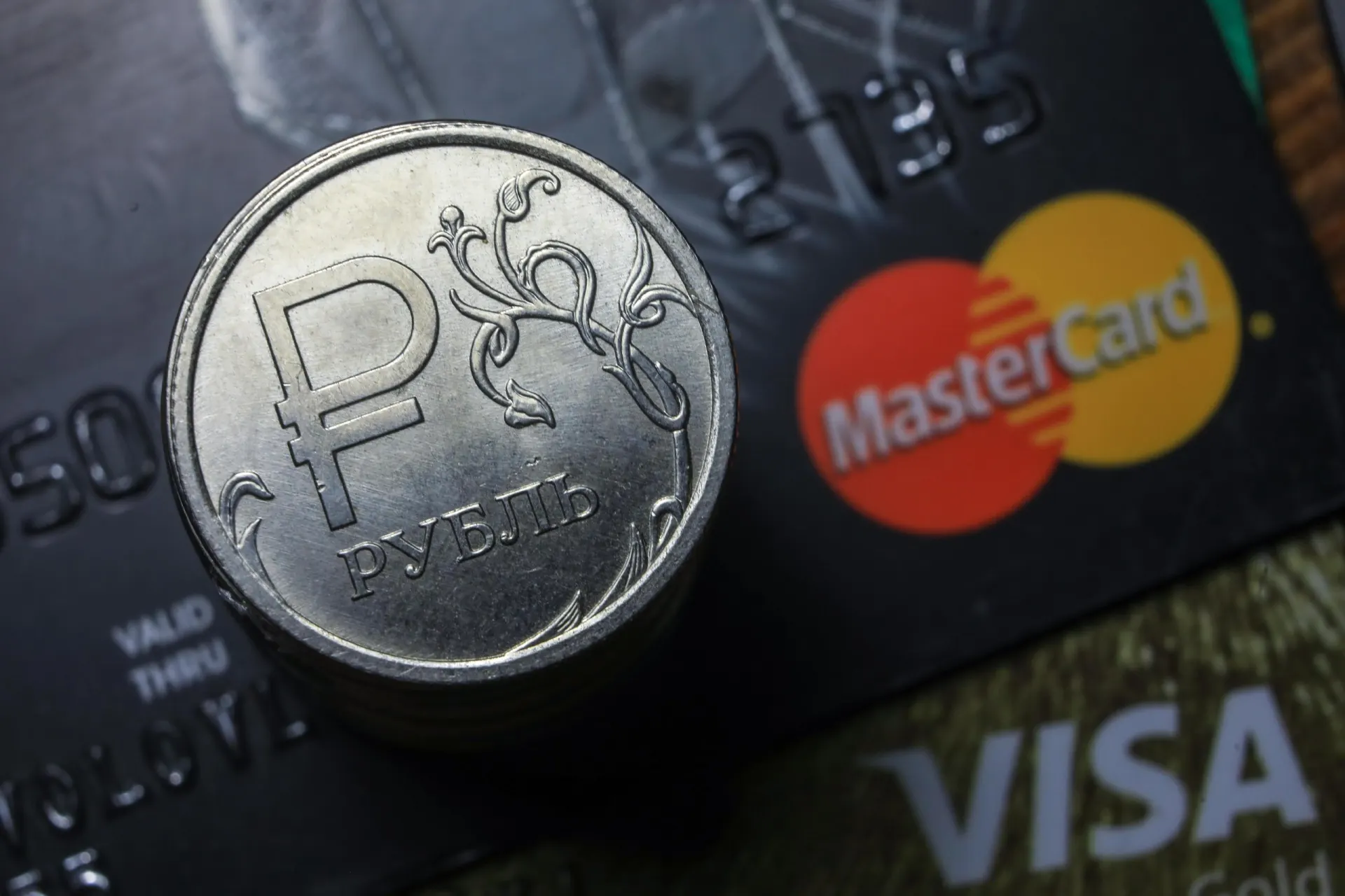 Покупатели сталкиваются с перебоями при оплате картами Visa и Mastercard, а также через систему быстрого платежа (СБП); ситуация вызывает задержки и неудобства.
