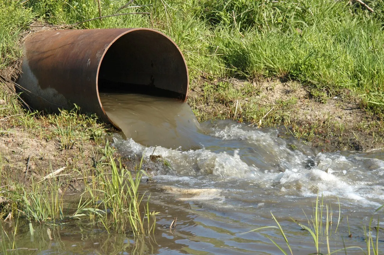 Законопроект об освобождении водоканалов от платы за вред природе обсуждается в Госдуме; Минприроды требует доработок, Счетная палата вынесла отрицательное заключение.