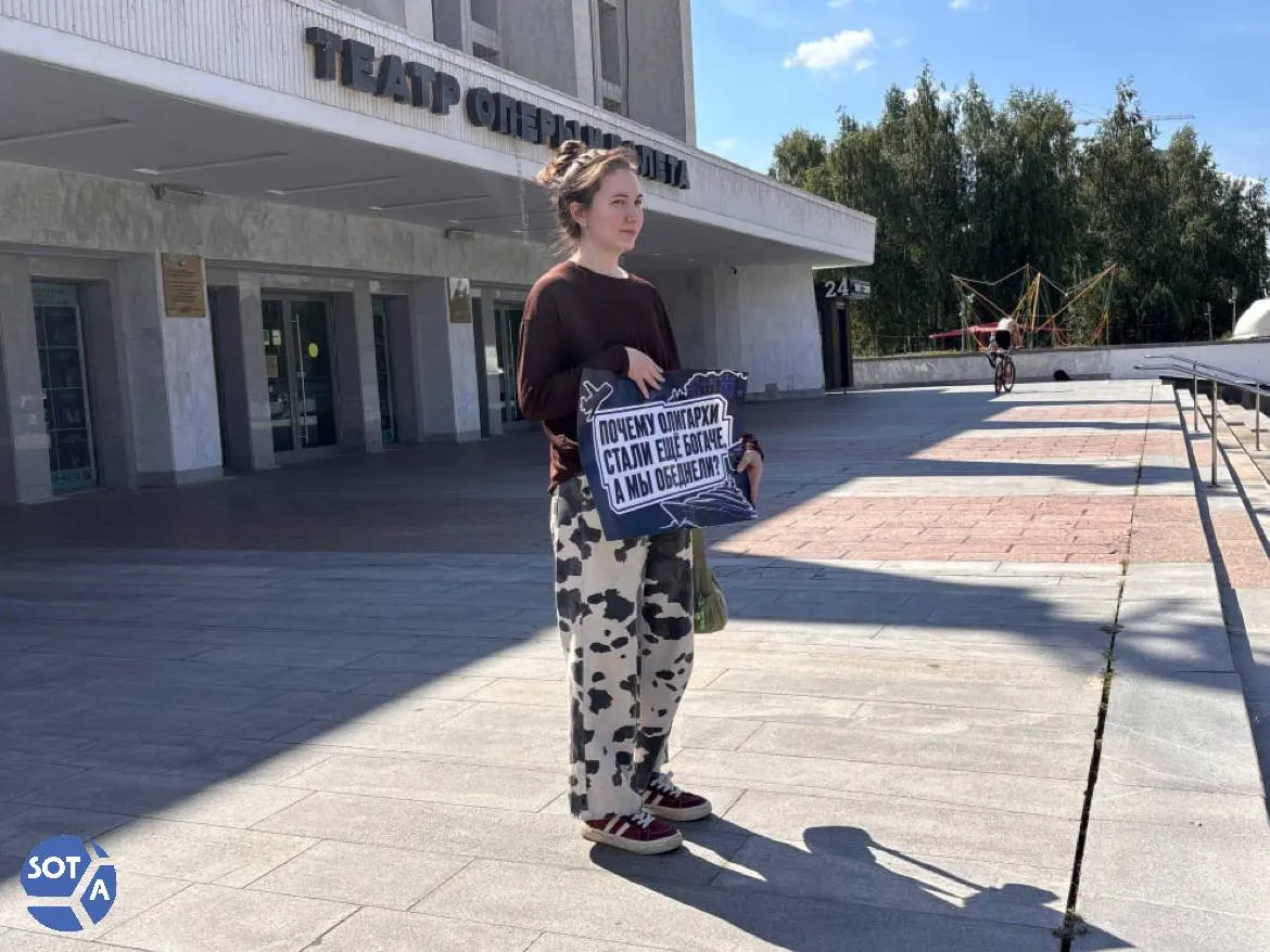 Активистка провела одиночный пикет на центральной площади Ижевска в рамках всероссийской кампании против налога на роскошь и за доступное жильё молодым.