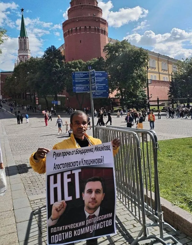 Акции КПРФ прошли у Кремля и в регионах в поддержку кандидатов, которых исключили из выборов. Участвующие требуют вернуть кандидатов и обеспечить честные выборы.