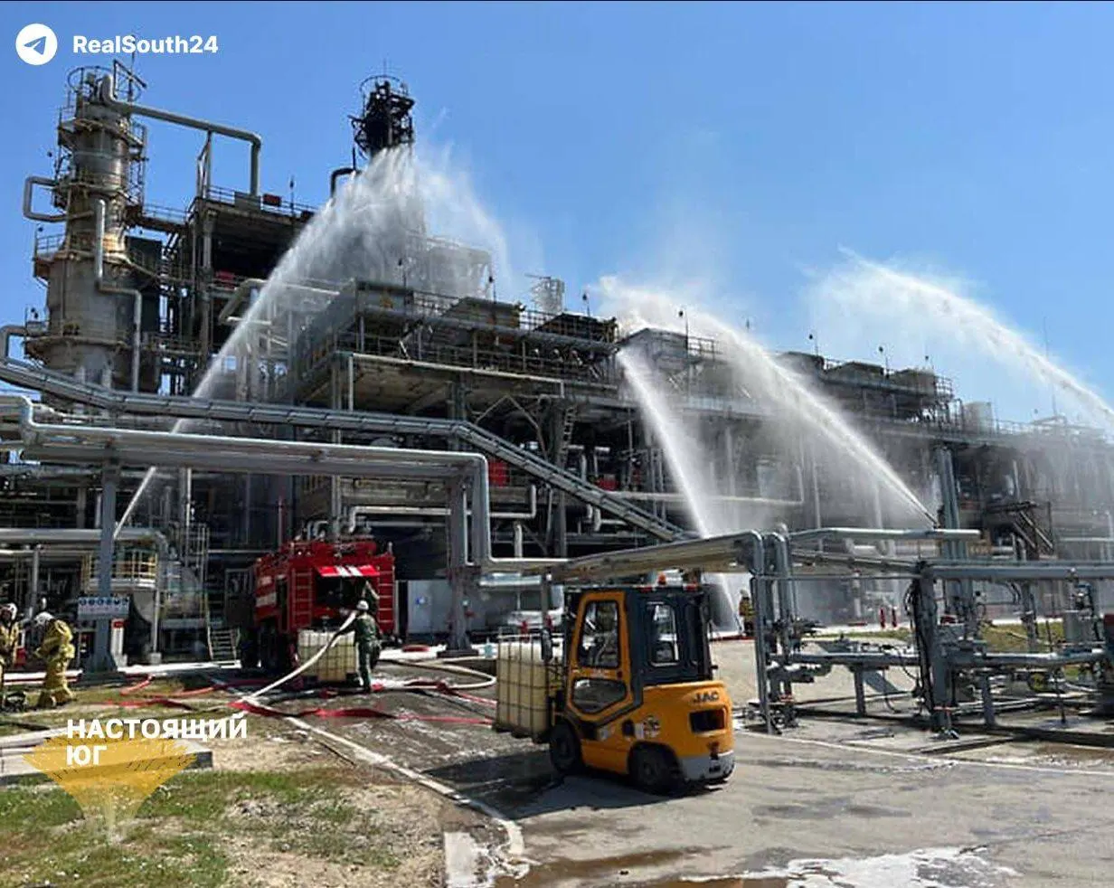 Август стал напряженным месяцем для нефтепереработки в России: атаки на НПЗ снизили выпуск бензина, возникли перебои на рынке и рост цен; власти применяют меры регулирования.