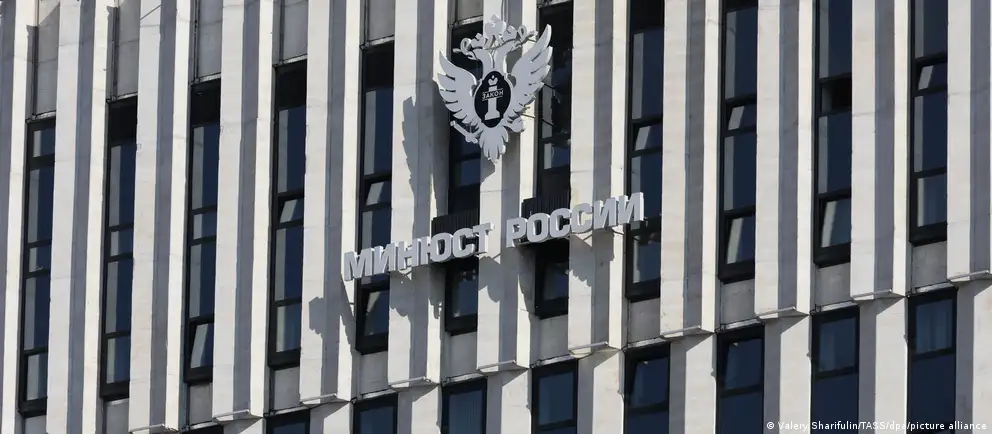 Расширение перечня охватило ряд иностранных и международных организаций — Фонд защиты прав человека и антивоенные сообщества, а также исследовательские центры.