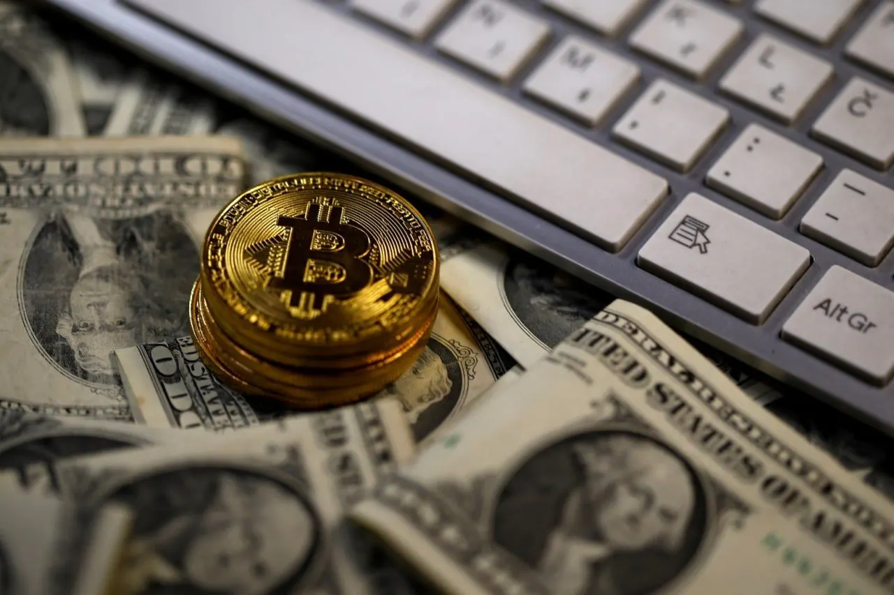 Расследование показало, что криптобиржа Binance передавала сведения о пользователях правоохранительным органам, включая данные по транзакциям и документам, что вызывает вопросы о надёжности крипторынка и защите данных.