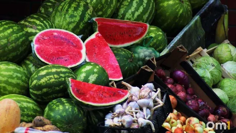 Разрезанные арбузы и дыни могут быстро размножаться микроорганизмами в местах повреждения, поэтому покупайте плоды только в проверенных точках продажи и соблюдайте санитарные нормы.