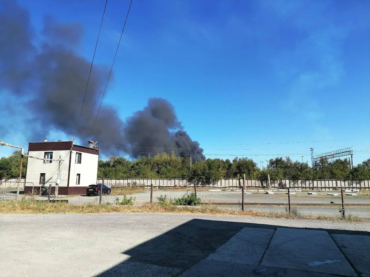 В регионе действует тревога из‑за беспилотников; жителей просят оставаться дома, не подходить к окнам и укрываться. Сообщается о перебоях мобильного интернета и сиренах в нескольких городах.