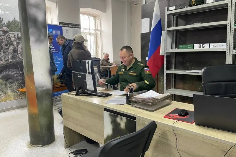 Официальные лица опровергают слухи о мобилизации; западные публикации продолжают обсуждать тему, эксперты оценивают психологическое давление на общество.