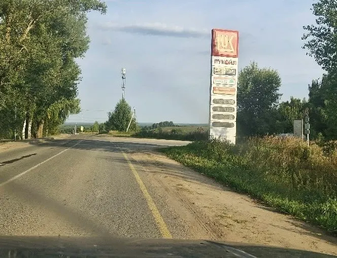 Вавожский район Удмуртии столкнулся с перебоями поставок бензина: на одной заправке бензин есть, на другой — дороже; ситуация вызывает отмену рейсов и беспокойство среди водителей.