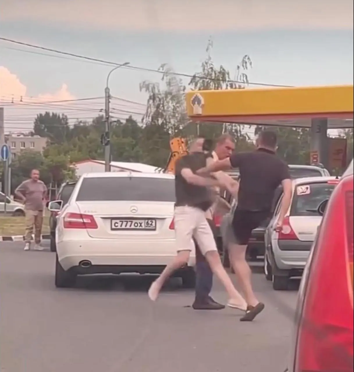 Москва и регионы снова ощущают дефицит топлива, длинные очереди и рост цен на фоне повторного бензинового кризиса.