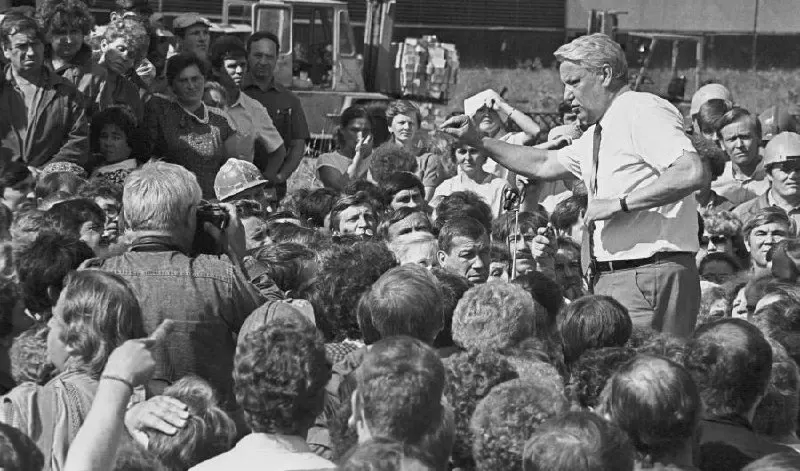 Исторический обзор волны суверенитетов в 1990 году и роли Ельцина в сохранении федеративной России.