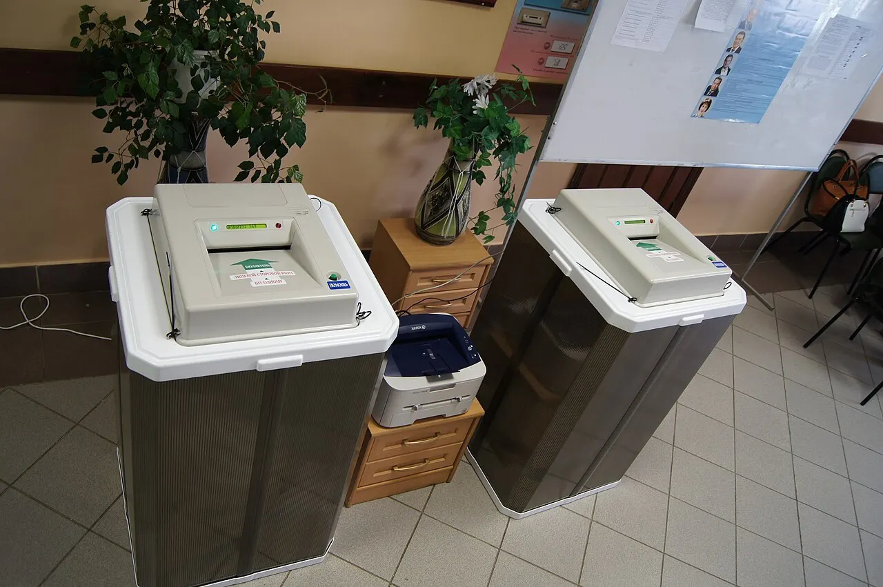 Избирательные участки города лишаются современных комплексов обработки бюллетеней: санкции мешают производству и ремонту устаревшего оборудования.