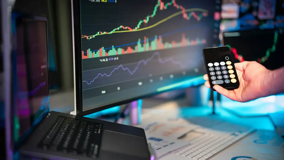 Глава ПСБ предупредил о рисках блокировок стейблкоина USDT и усилении контроля над криптовалютами, подчёркивая зависимость от доллара и необходимость надёжной инфраструктуры.