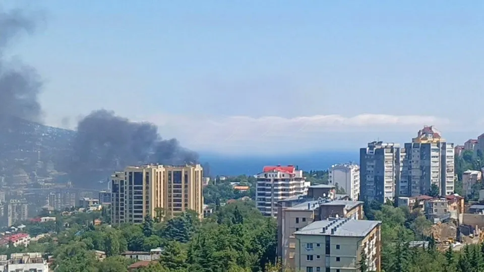 После атаки дронов на Ялту на набережной вспыхнул пожар; власти эвакуировали жителей и туристов.
