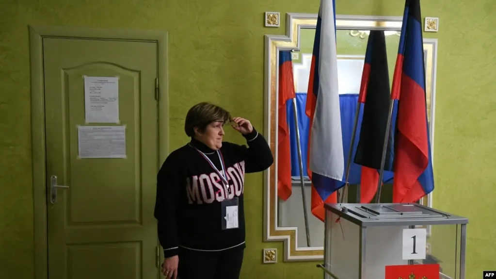 Сообщения о принуждении к голосованию по месту работы, регистрации на ДЭГ и использованием QR-кодов поступают из Башкортостана, Омской области, Новгородской области и других регионов. Выборы пройдут 18–20 сентября.