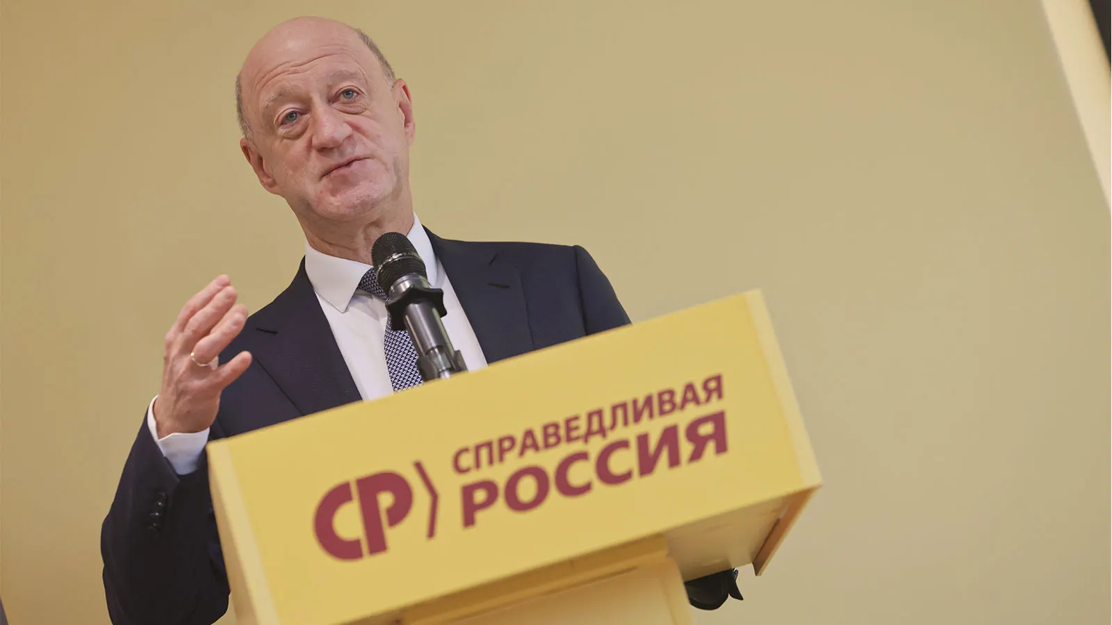 После сообщения о травме лидера обсуждают возможную смену руководства и перспективы в партийной верхушке; в числе кандидатов — Александр Бабаков.