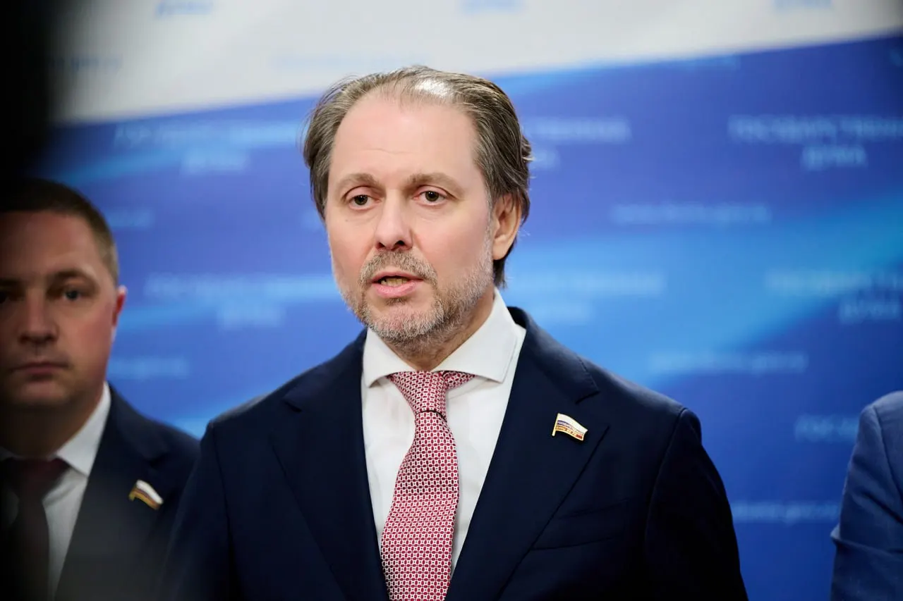 Новый председатель комитета по охране здоровья — Владимир Сысоев, депутат от ЛДПР, не имеет профильного медицинского образования.