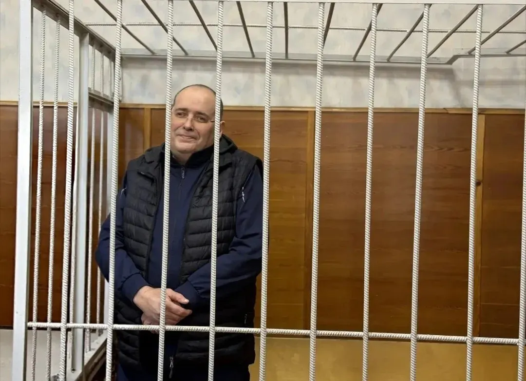 После суда бывший чиновник признан виновным в получении крупной взятки в министерстве; общий срок составит 14 лет, а штраф — около 17 млн рублей.