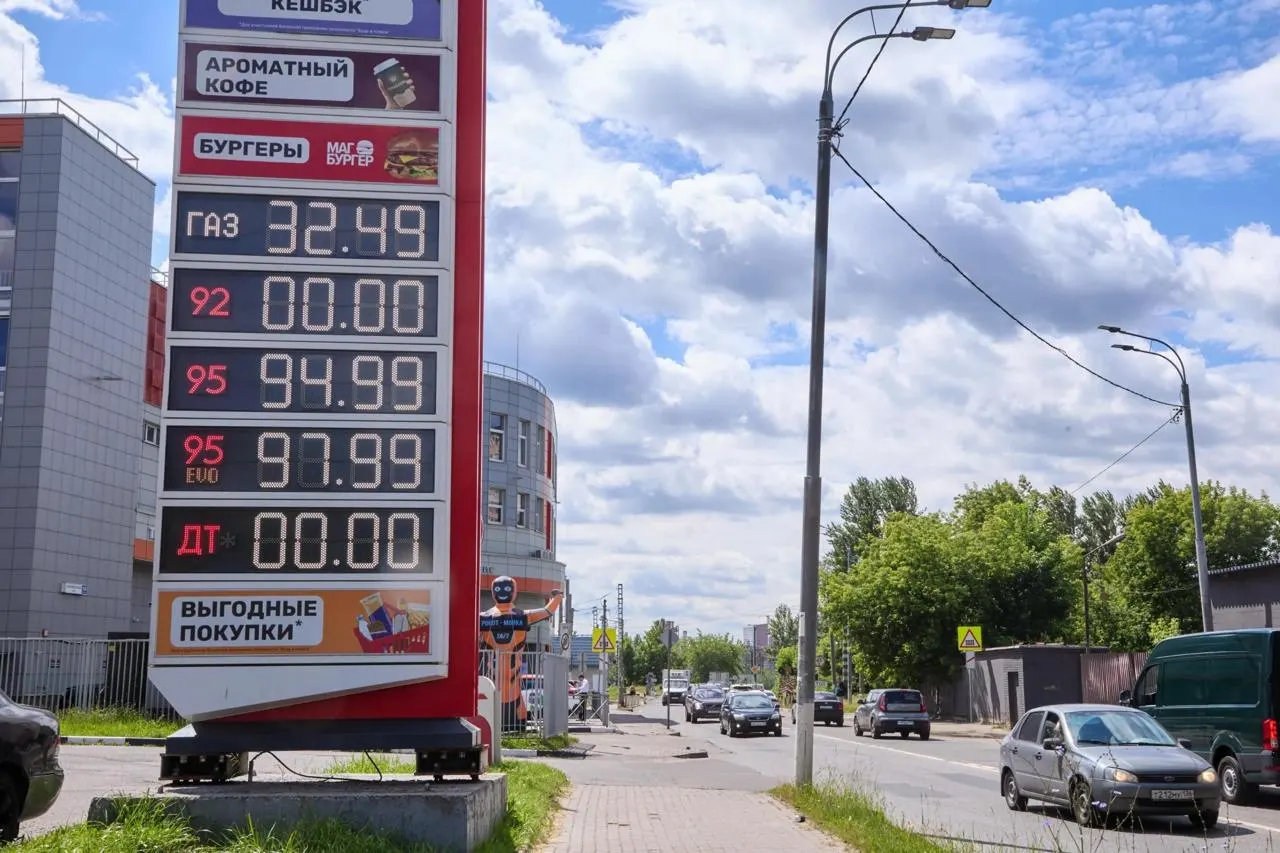 ФАС начинает расследования по росту цен на бензин: против независимых АЗС подаются требования и возбуждаются дела. В Калмыкии фиксируются значительные повышения цен на АИ‑92 на отдельных станциях.