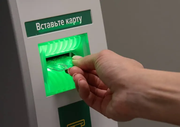 Поправки вводят основание для блокировки счетов по частичному совпадению данных клиента с данными лиц из перечня под заморозку; критерии совпадения будет устанавливать регулятор.