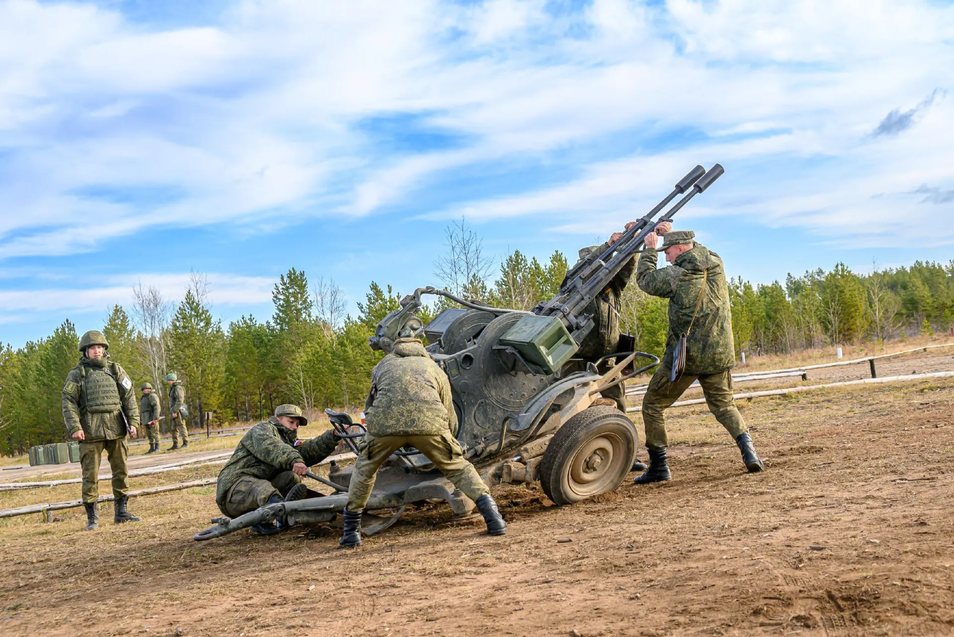 Численность военнослужащих вырастет примерно на 15,5 тысяч человек.