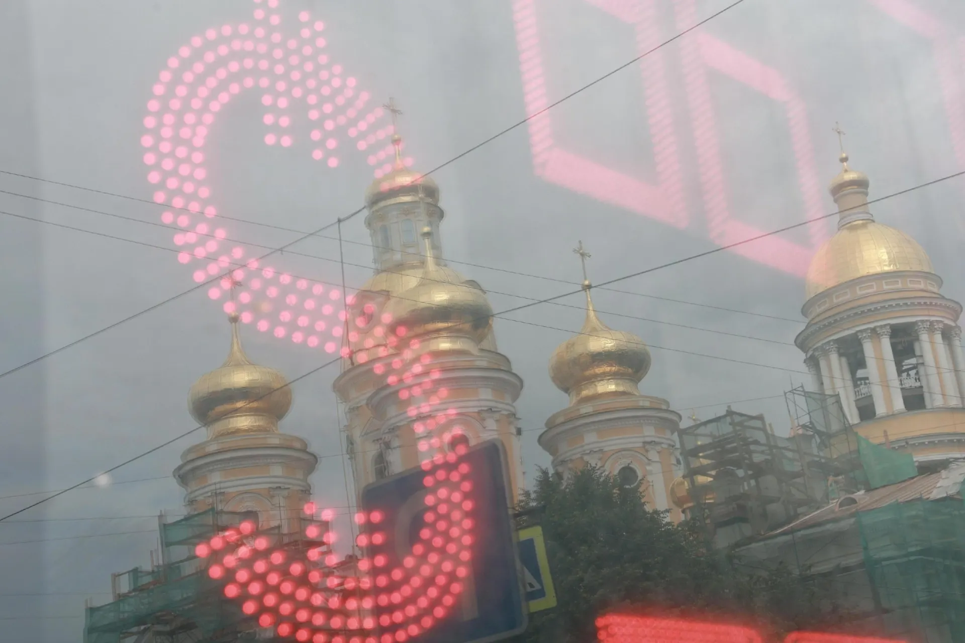 За лето рубль снизился примерно на 25% по отношению к доллару; эксперты оценивают возможные последствия и дальнейшие шаги экономики.